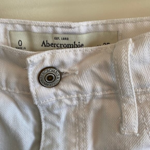 Z1018 Abercrombie & Fitch Women's White Shorts - Picture 3 of 4